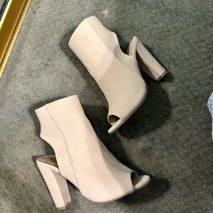 Windsor - peep toe cut out bootie